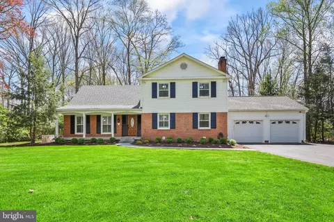 12041 Thomas Ave, Great Falls, VA 22066