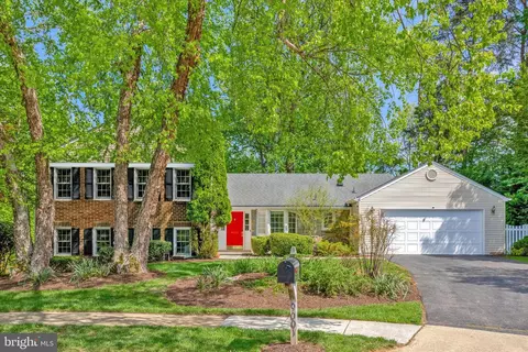 9001 Streamview Ln, Vienna, VA 22182