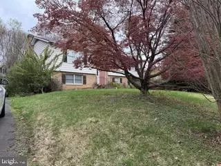 8410 Amanda Pl, Vienna, VA 22180 photo 2