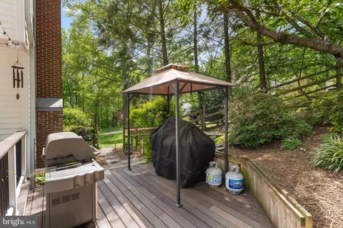 Exterior - 9248 Northedge Dr, Springfield, VA 22153 photo 8 of 22