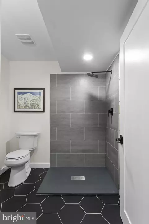 Bath - 9248 Northedge Dr, Springfield, VA 22153 photo 9 of 9