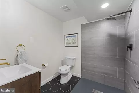 Bath - 9248 Northedge Dr, Springfield, VA 22153 photo 6 of 9