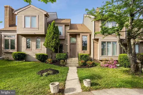 1070 Trevino Ln, Herndon, VA 20170
