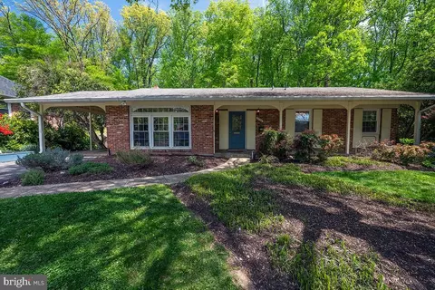 6538 Renwood Ln, Annandale, VA 22003