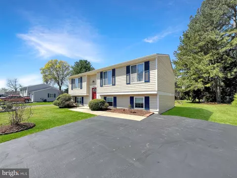 2918 Ashdown Forest Dr, Herndon, VA 20171 photo 2
