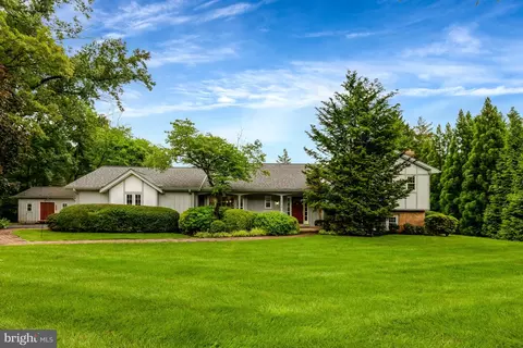 1013 Wilhelm Dr, Great Falls, VA 22066
