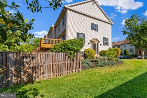 2701 Woodwalk Ct, Alexandria, VA 22306