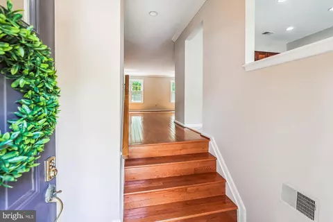 7708 Shootingstar Dr, Springfield, VA 22152 photo 4