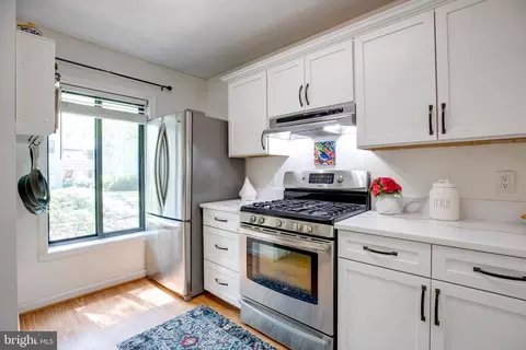 2293 Hunters Run Dr, Reston, VA 20191 photo 14