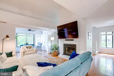 2293 Hunters Run Dr, Reston, VA 20191 photo 4