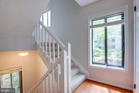 2293 Hunters Run Dr, Reston, VA 20191 photo 3