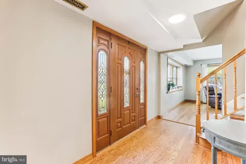 Entry Way - 6910 Sprouse Ct, Springfield, VA 22153 photo 2 of 5