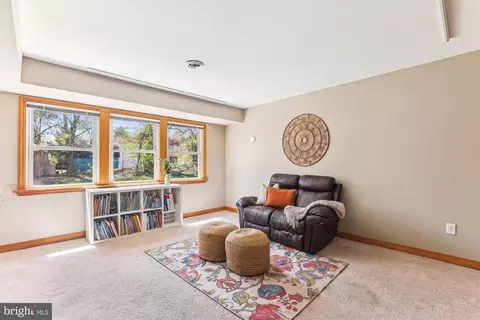 Living - 6910 Sprouse Ct, Springfield, VA 22153 photo 3 of 3