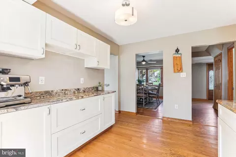 Entry Way - 6910 Sprouse Ct, Springfield, VA 22153 photo 3 of 5