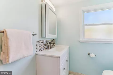 Bath - 6910 Sprouse Ct, Springfield, VA 22153 photo 2 of 3