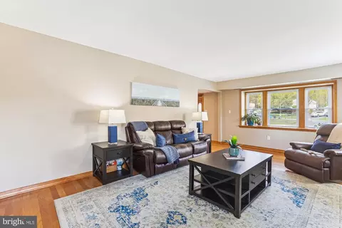 Living - 6910 Sprouse Ct, Springfield, VA 22153 photo 2 of 3