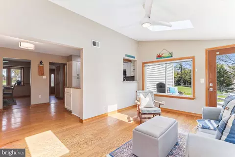 Entry Way - 6910 Sprouse Ct, Springfield, VA 22153 photo 4 of 5