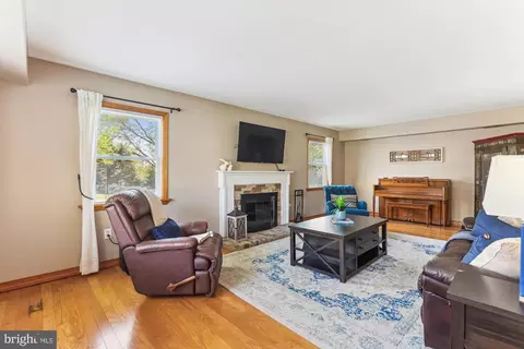 Living - 6910 Sprouse Ct, Springfield, VA 22153 photo 1 of 3
