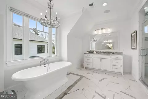 Bath - 6645 Byrns Pl, Mclean, VA 22101 photo 3 of 7