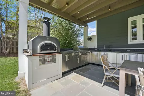 Exterior - 6645 Byrns Pl, Mclean, VA 22101 photo 9 of 13