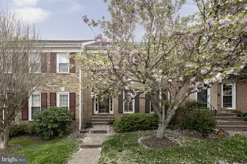 9819 Burke Pond Ln, Burke, VA 22015