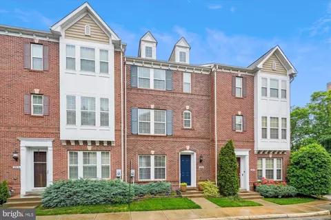 2072 Hunting Creek Ct, Alexandria, VA 22303