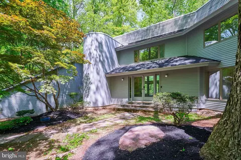 10201 Walker Lake Dr, Great Falls, VA 22066