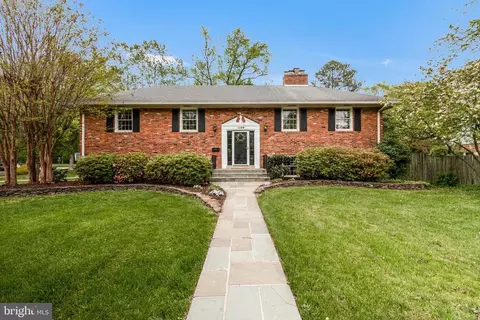 1106 Emerald Dr, Alexandria, VA 22308