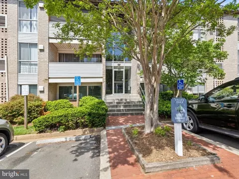 5608 Bismach Dr #103, Alexandria, VA 22312