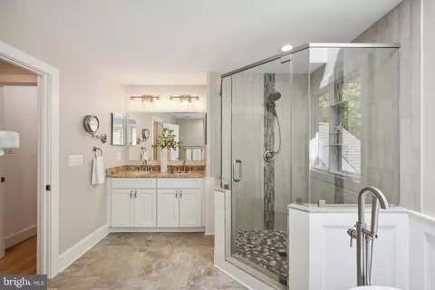 Bath - 6530 Heather Brook Ct, Mclean, VA 22101 photo 4 of 9