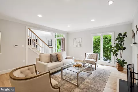 Living - 6530 Heather Brook Ct, Mclean, VA 22101 photo 3 of 6
