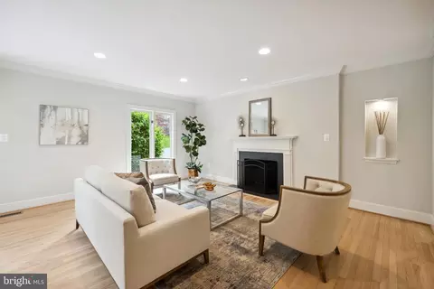 Living - 6530 Heather Brook Ct, Mclean, VA 22101 photo 2 of 6