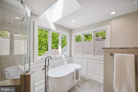 Bath - 6530 Heather Brook Ct, Mclean, VA 22101 photo 3 of 9