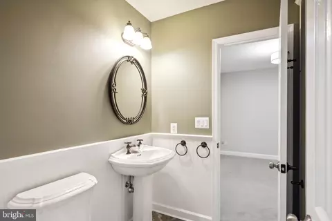 Bath - 6530 Heather Brook Ct, Mclean, VA 22101 photo 8 of 9