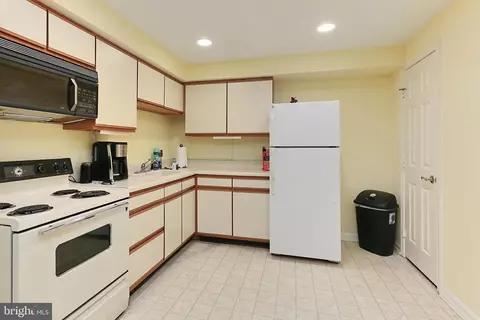 Kitchen - 13310 Compton Rd, Clifton, VA 20124 photo 6 of 8