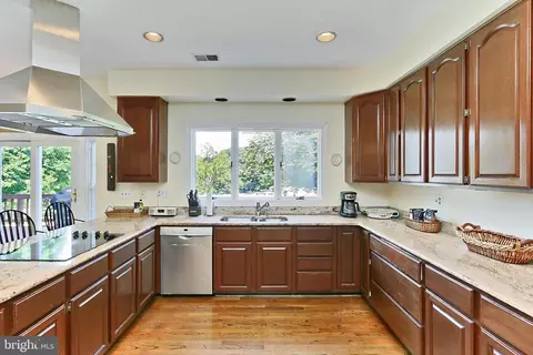 Kitchen - 13310 Compton Rd, Clifton, VA 20124 photo 3 of 8