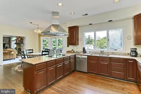 Kitchen - 13310 Compton Rd, Clifton, VA 20124 photo 4 of 8