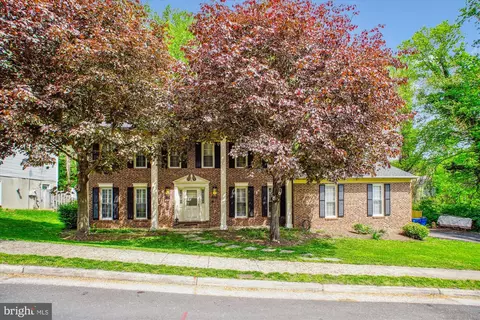 9822 Five Oaks Rd, Fairfax, VA 22031