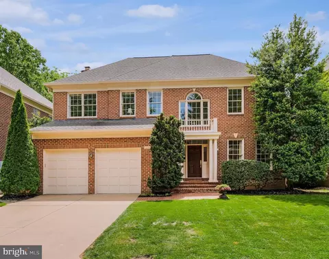 1916 Armand Ct, Falls Church, VA 22043