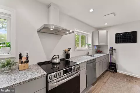 Kitchen - 8341 Rolling Rd, Springfield, VA 22153 photo 4 of 6