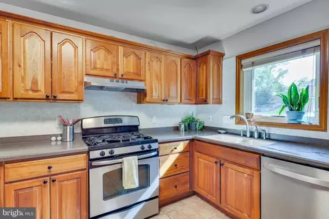 Kitchen - 6921 Ashbury Dr, Springfield, VA 22152 photo 2 of 4