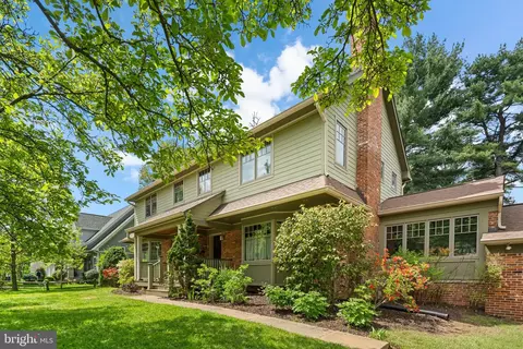 6902 Hutchison St, Falls Church, VA 22043