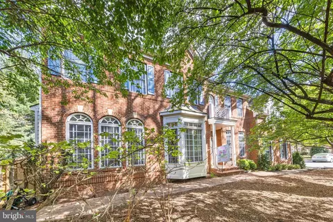 2155 Harithy Dr, Dunn Loring, VA 22027