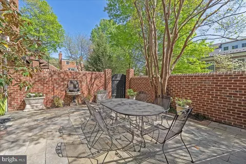 Exterior - 1113 Kensington Rd, Mclean, VA 22101 photo 3 of 4