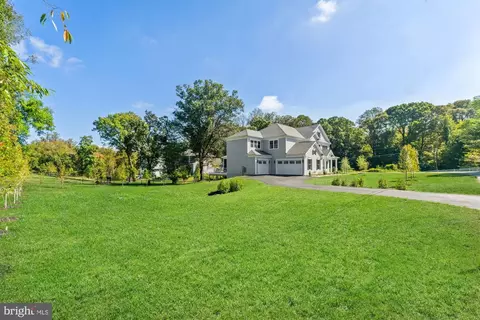 Exterior - 11632 Pine Tree Dr, Fairfax, VA 22033 photo 3 of 13