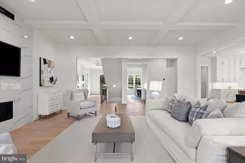 Entry Way - 11632 Pine Tree Dr, Fairfax, VA 22033 photo 5 of 11
