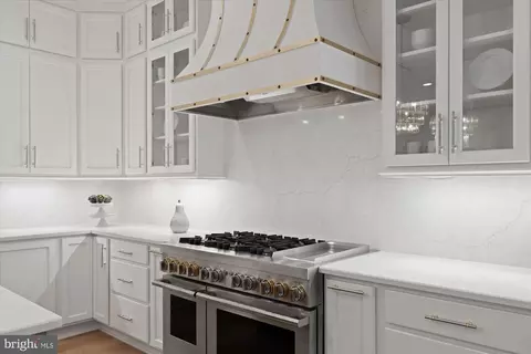 Kitchen - 11632 Pine Tree Dr, Fairfax, VA 22033 photo 3 of 4