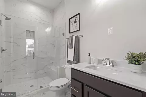 Bath - 11632 Pine Tree Dr, Fairfax, VA 22033 photo 2 of 9