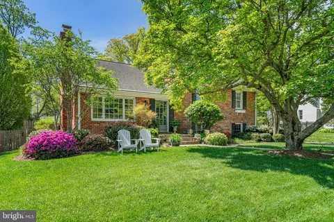 1703 Rollins Dr, Alexandria, VA 22307