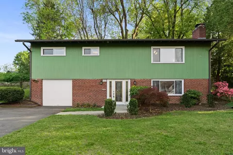 6821 Old Chesterbrook Rd, Mclean, VA 22101 photo 2